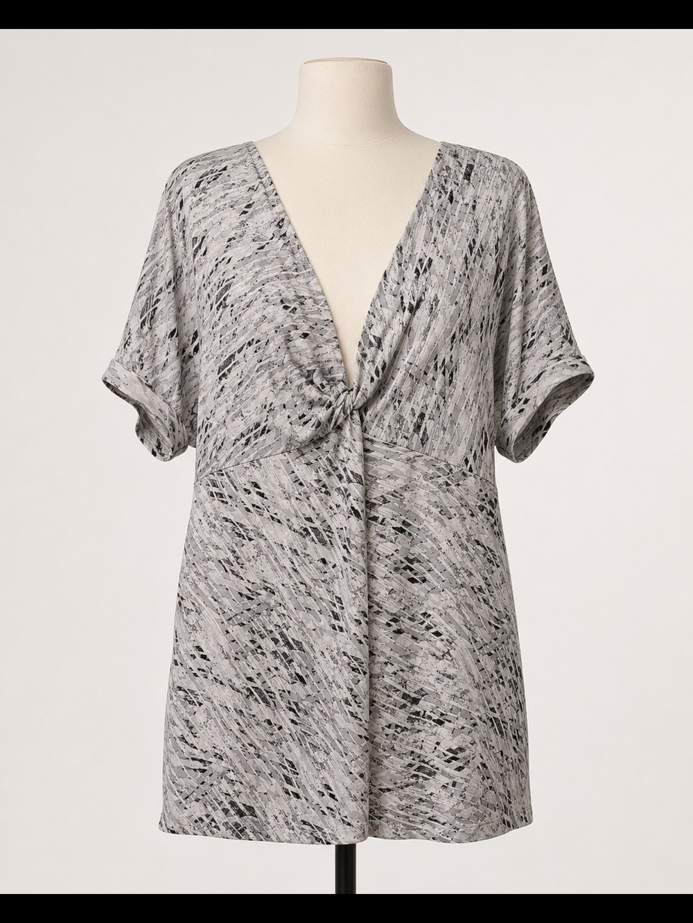 Daisy Fuentes 2X Gray Black Abstract Twist Front Tunic Top